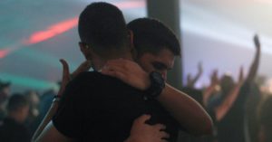 Kan mænd kramme sig ud af homofobi?